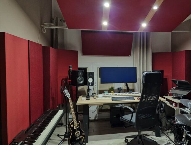Correzione acustica bass traps a soffitto in home studio