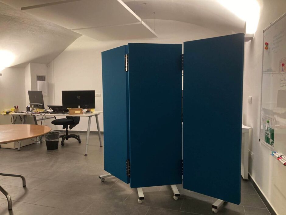 Separatori acustici per uffici a Milano, divisori AkuPan Screen con rotelle