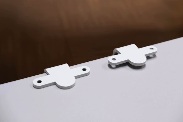 Agganci per pannelli fonoassorbenti da scrivania