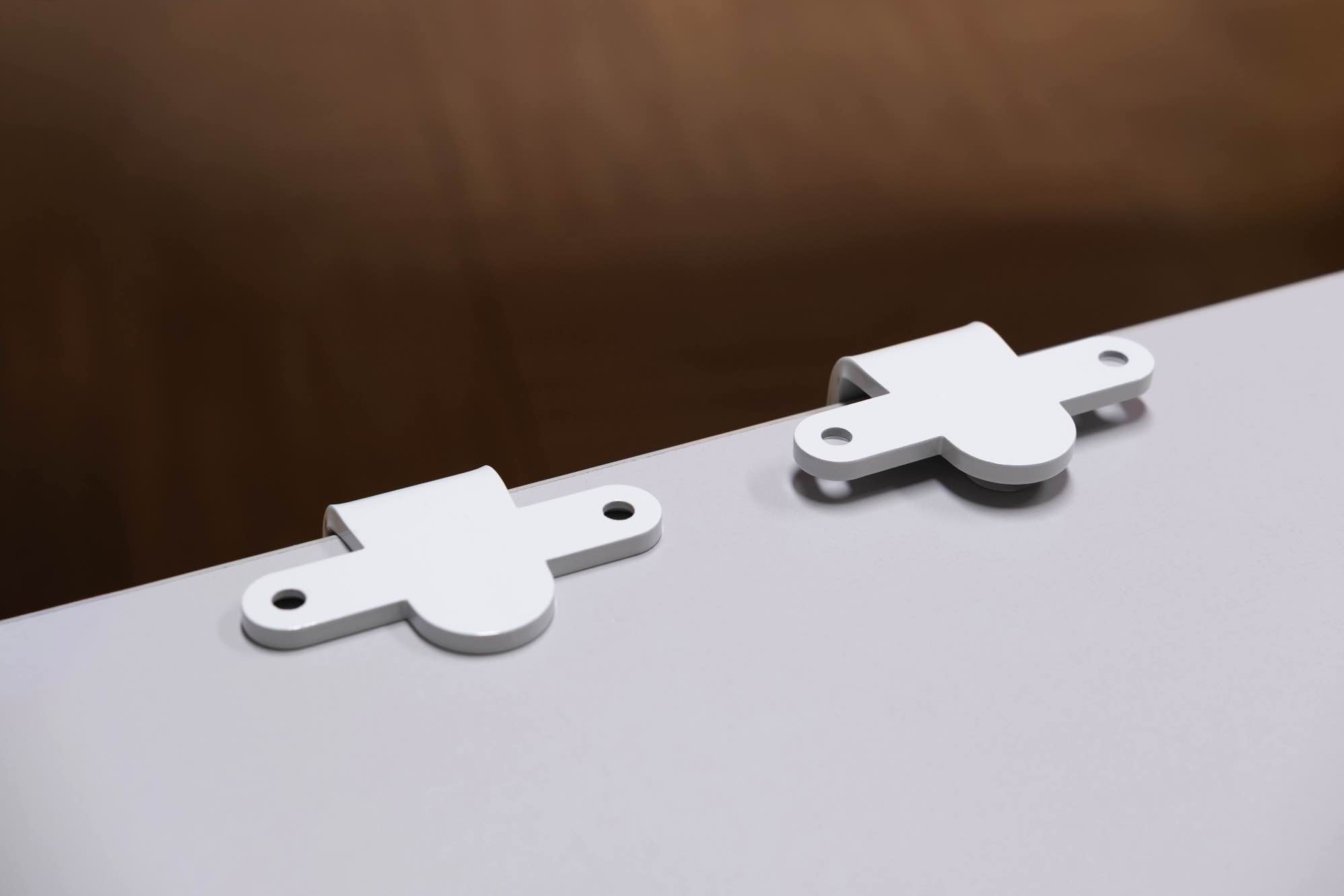 Agganci per pannelli fonoassorbenti da scrivania