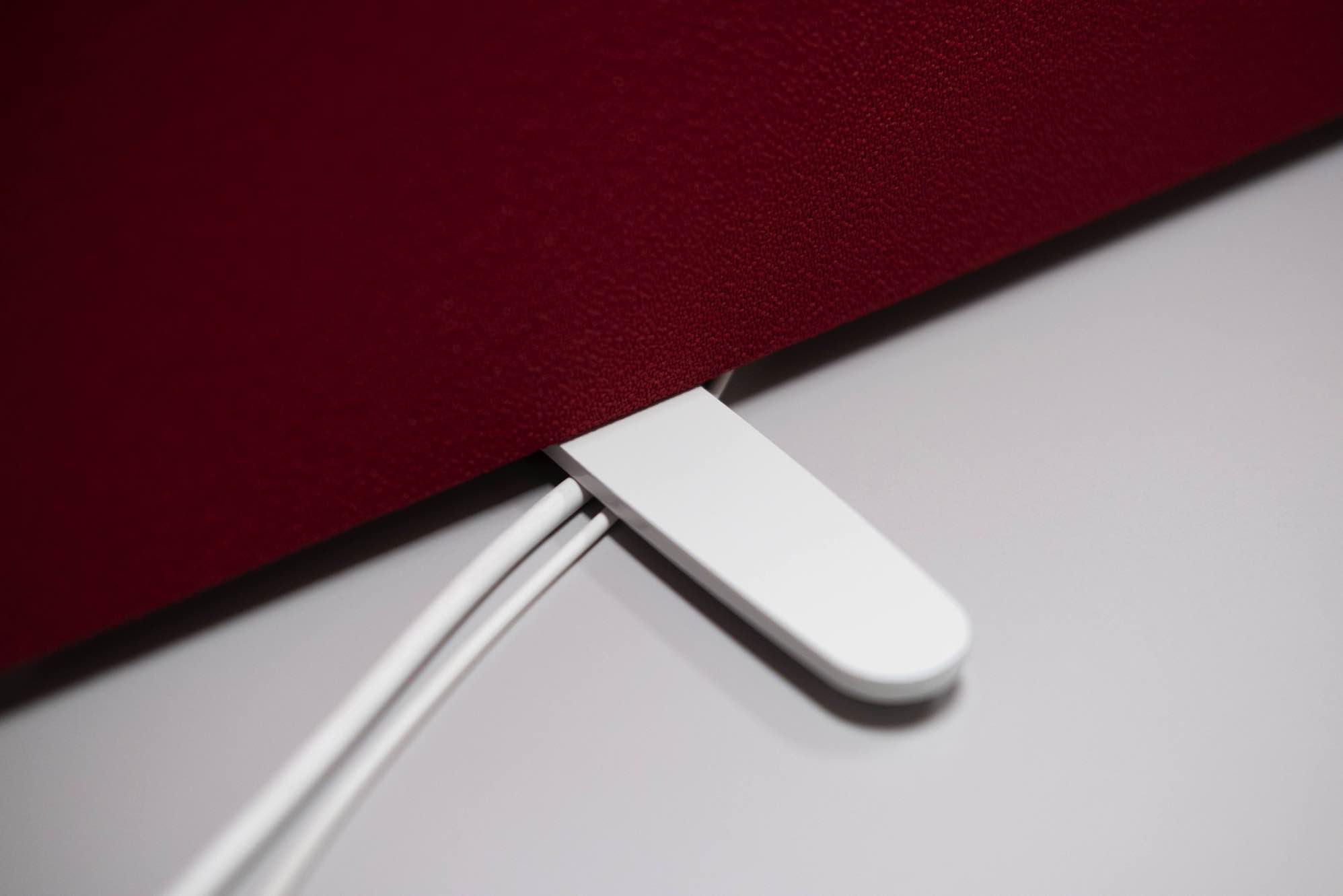 Agganci per pannelli fonoassorbenti da scrivania