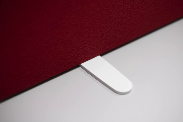 Agganci per pannelli fonoassorbenti da scrivania