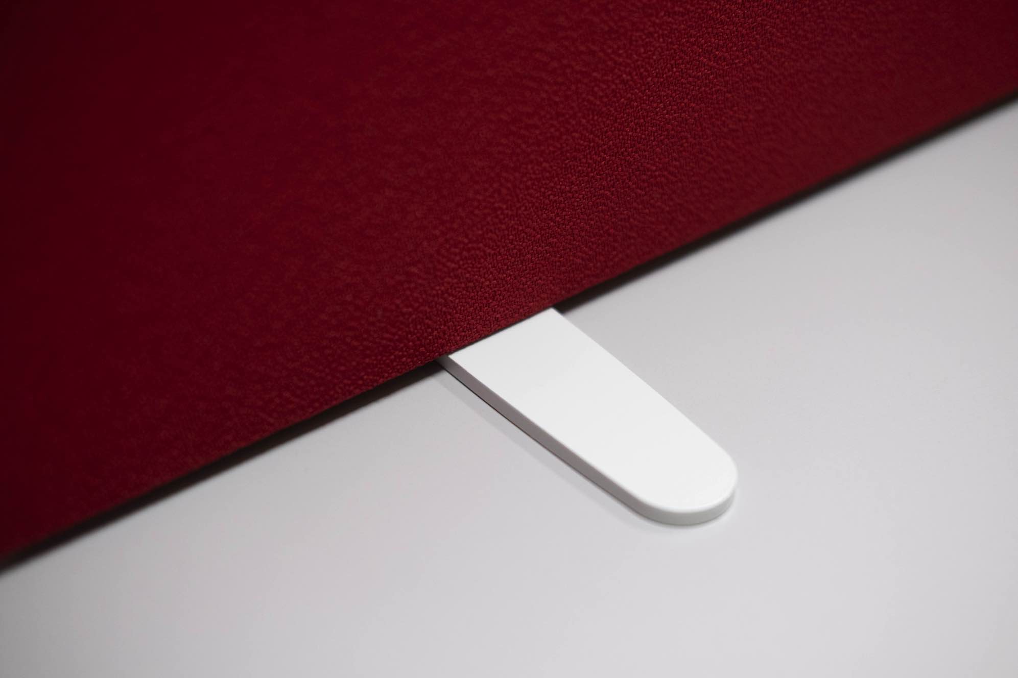 Agganci per pannelli fonoassorbenti da scrivania