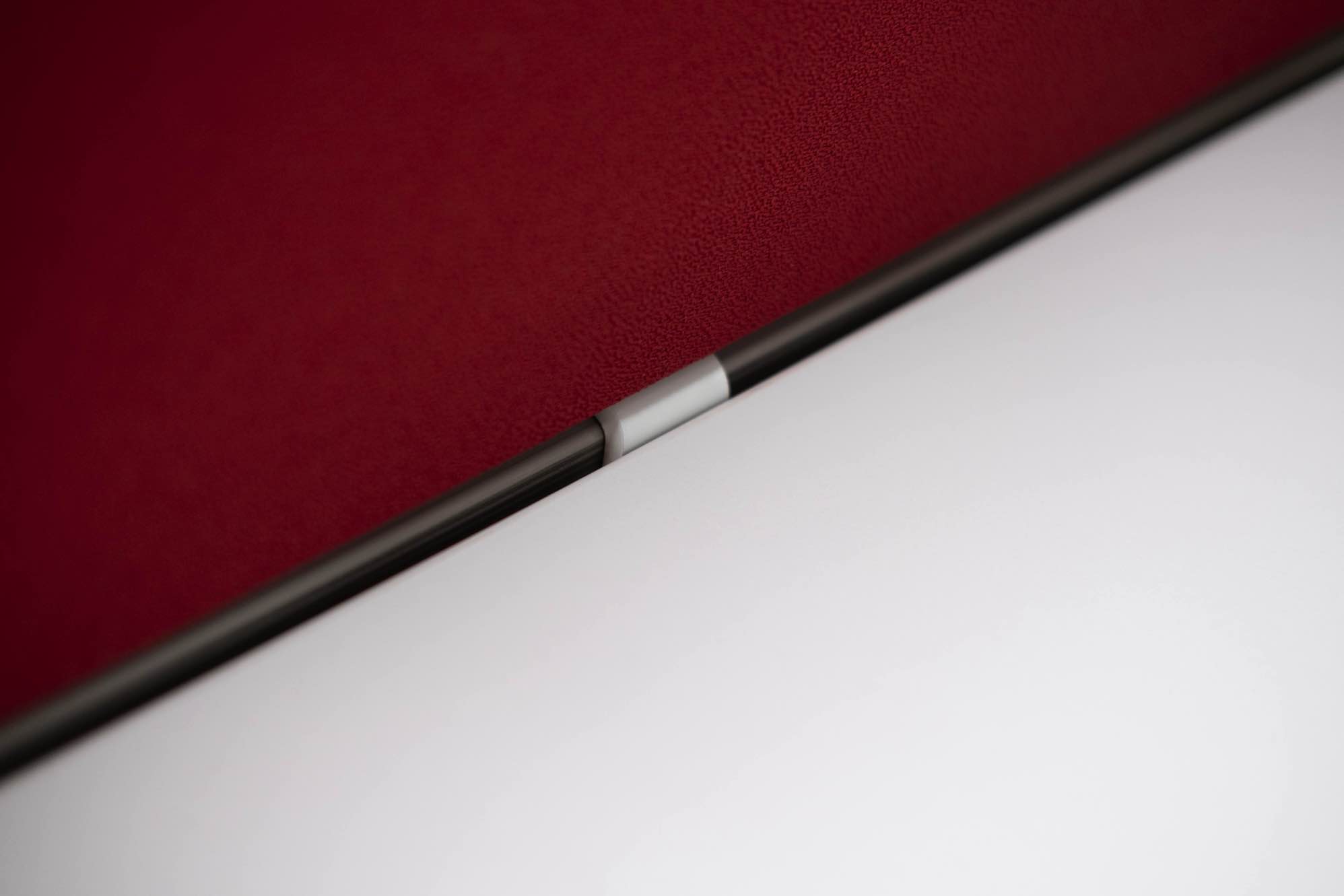 Agganci per pannelli fonoassorbenti da scrivania