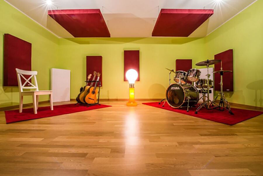 Bass trap in grande formato per trattamento acustico basse frequenze