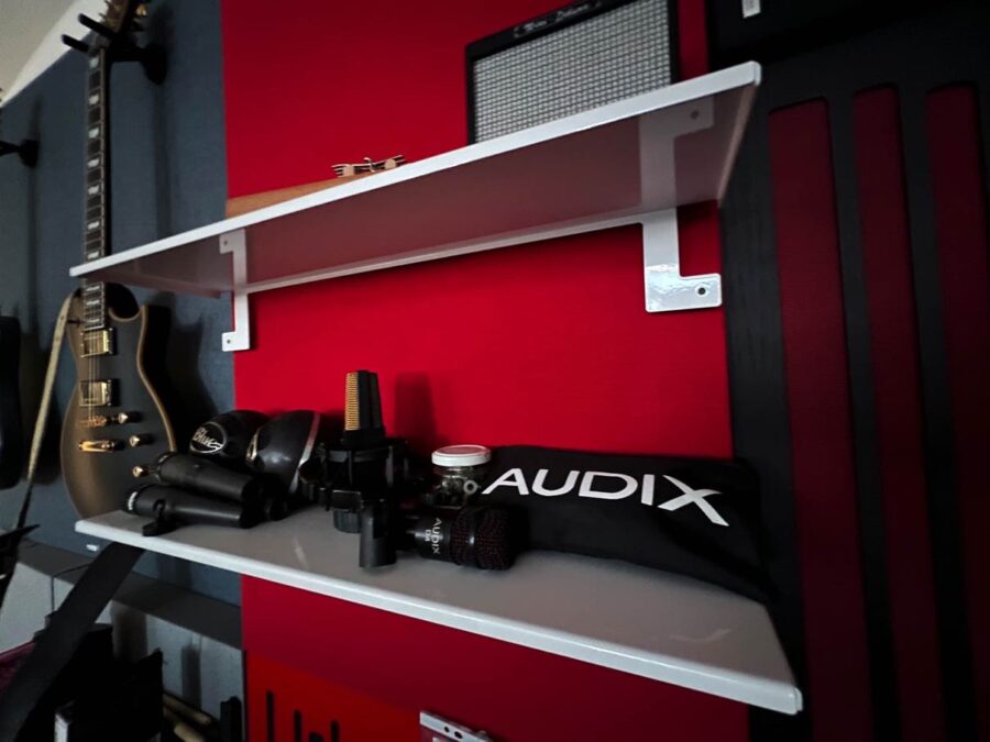 Mensola per bass trap con aggancio magnetico AkuShelf per studi di registrazione
