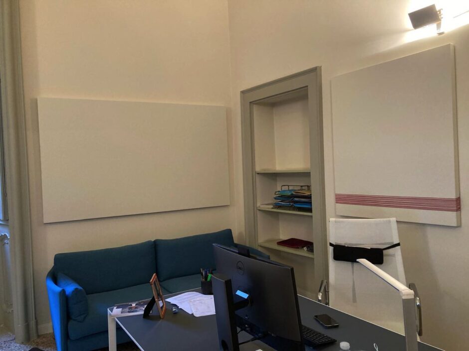 Trattamento acustico decorativo per pannelli bianchi con fili colorati per uffici a Milano