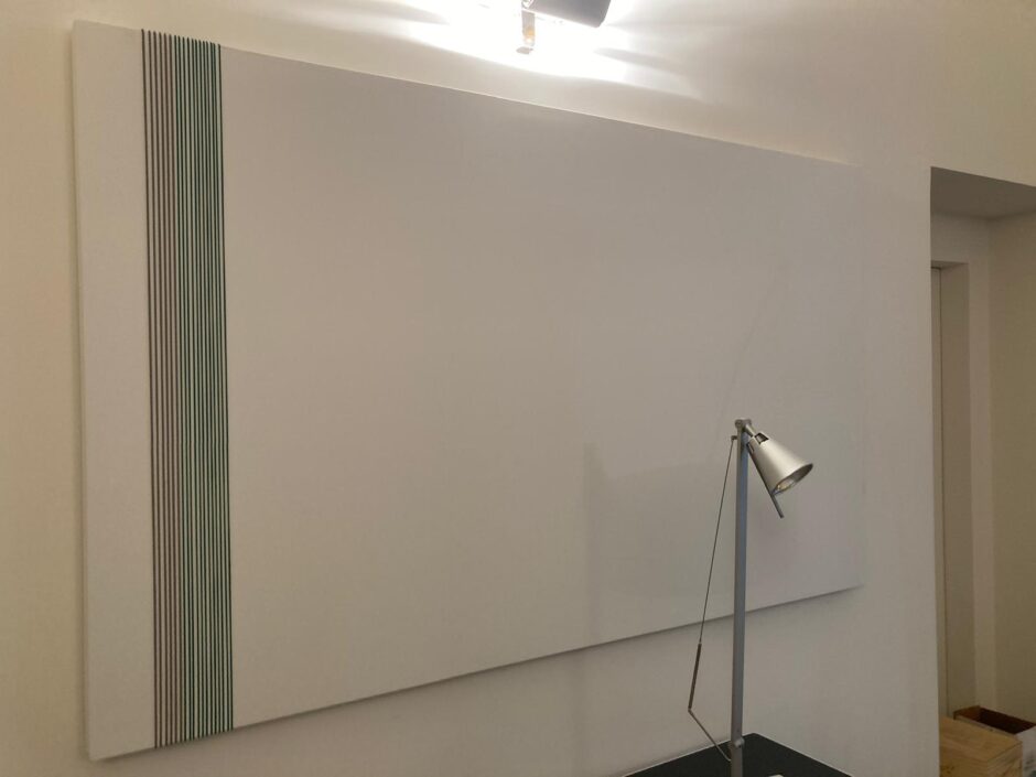 Trattamento acustico decorativo per pannelli bianchi con fili colorati per uffici a Milano