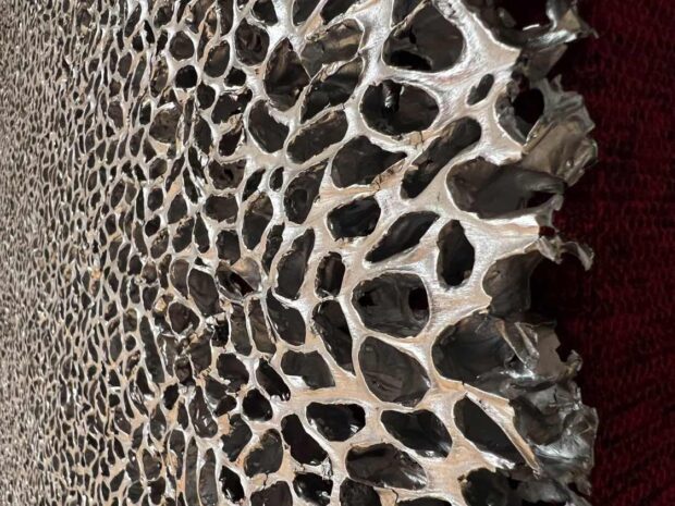 Alluminio, tessuti e materiali fonoassorbenti: la serie Magma