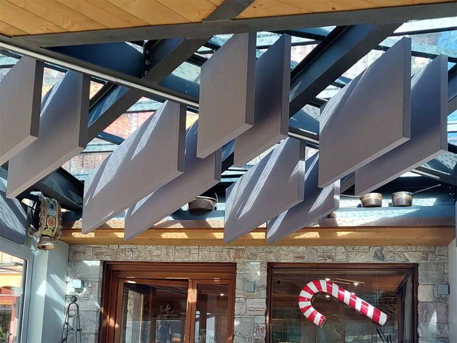 Pannelli fonoassorbenti Baffle a soffitto per ristorante pizzeria La Ruota Selvino Bergamo
